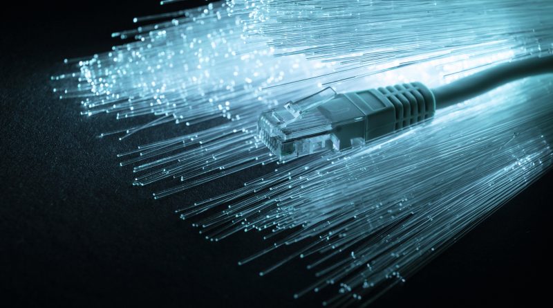 Cabo de fibra óptica alcança 1,7 petabits em 67 quilômetros