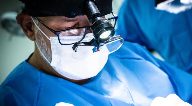 Médico explica benefícios do transplante capilar