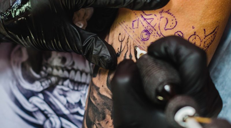 Tatuagens podem ser realizadas com diferentes técnicas
