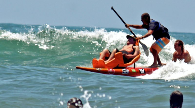 Evento promove surfe para pessoas com deficiência