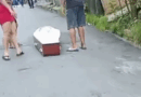 DEFUNTO NA PISTA: Funerária afirma que vai apurar causa do acidente que derrubou caixão com morto em Manaus; Veja vídeo