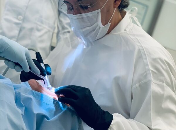 Avanços  impulsionam implantodontia e estética em 2025