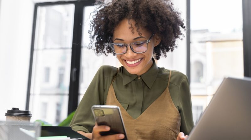 Celular cresce como fonte de renda entre brasileiros em 2025