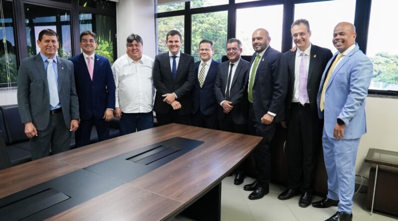 Presidente David Reis e vereadores recebem vice-prefeito Renato Junior na Câmara Municipal de Manaus; Veja vídeos