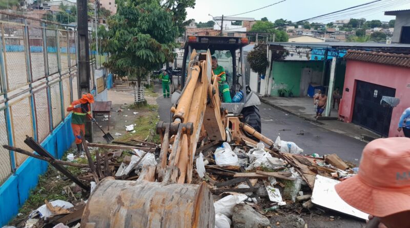 Força-tarefa da Prefeitura desarticula 35 lixeiras irregulares no segundo dia de operação em Manaus