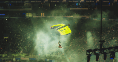 Flávio Jordão realiza pouso de wingsuit dentro do Allianz Parque