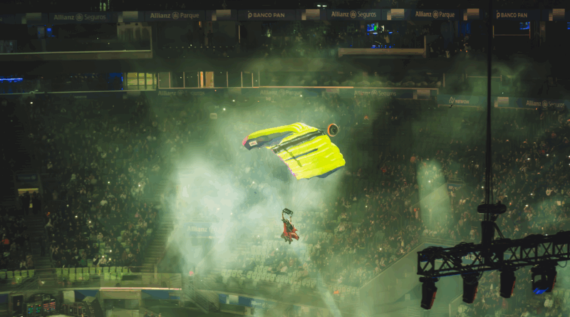 Flávio Jordão realiza pouso de wingsuit dentro do Allianz Parque