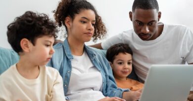 Algoritmos moldam crianças e desafiam pais na educação com tecnologia