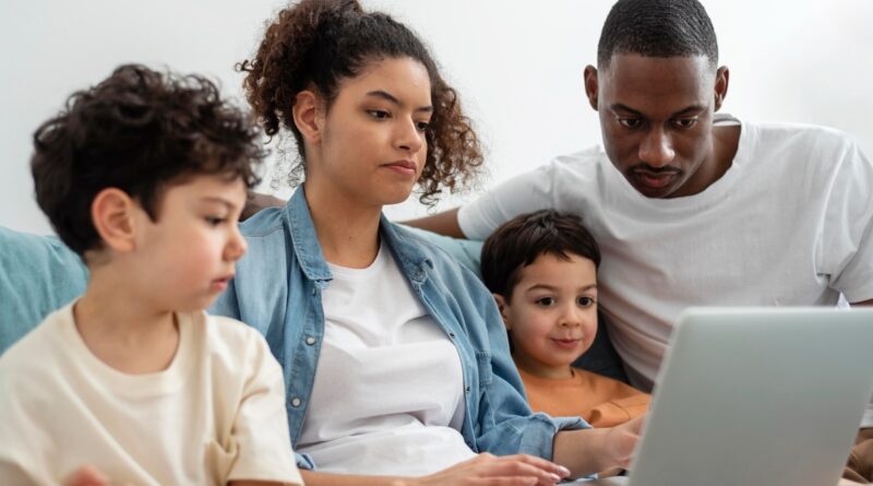Algoritmos moldam crianças e desafiam pais na educação com tecnologia