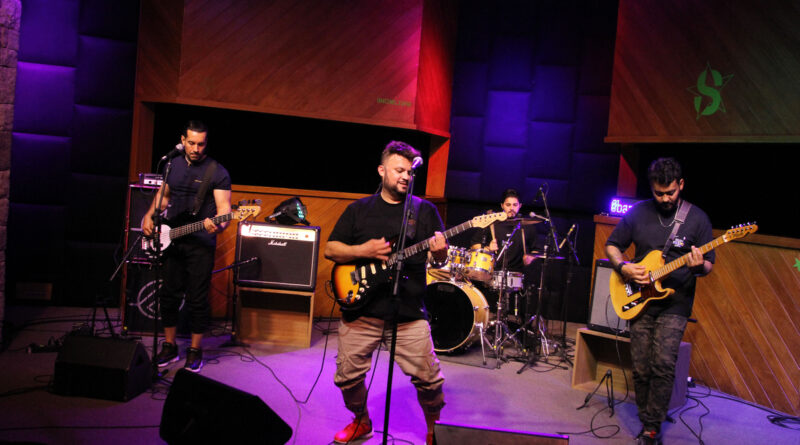 Nohau abre show do CPM 22 no Santo Rock Bar, em São Paulo
