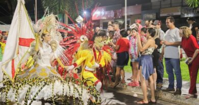 Desfile carnavalesco marca programação cultural em Trindade
