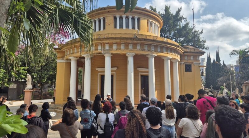 Passeio no Cemitério da Consolação celebra os Modernistas