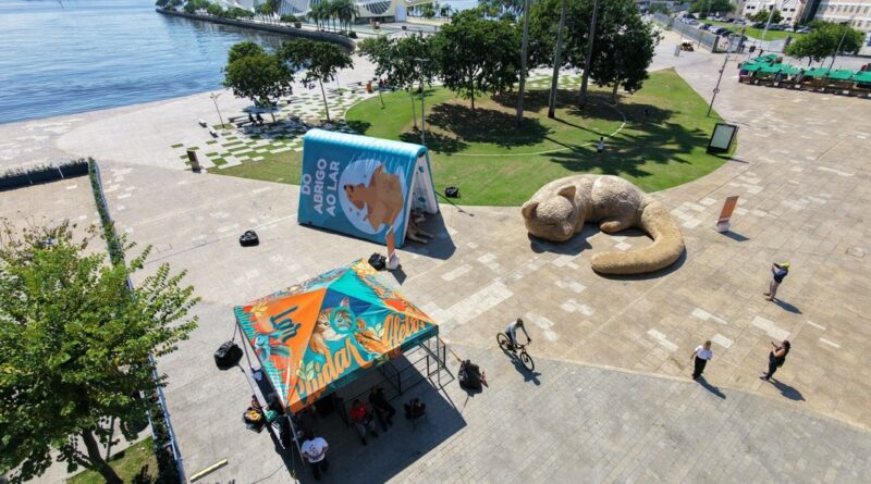 Intervenção com esculturas gigantes transforma a Praça Mauá