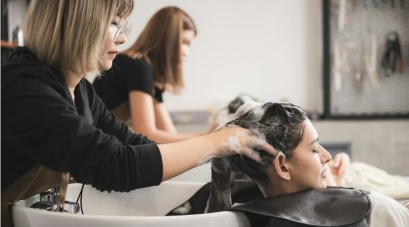 Salões brasileiros adotam ciência no cuidado capilar