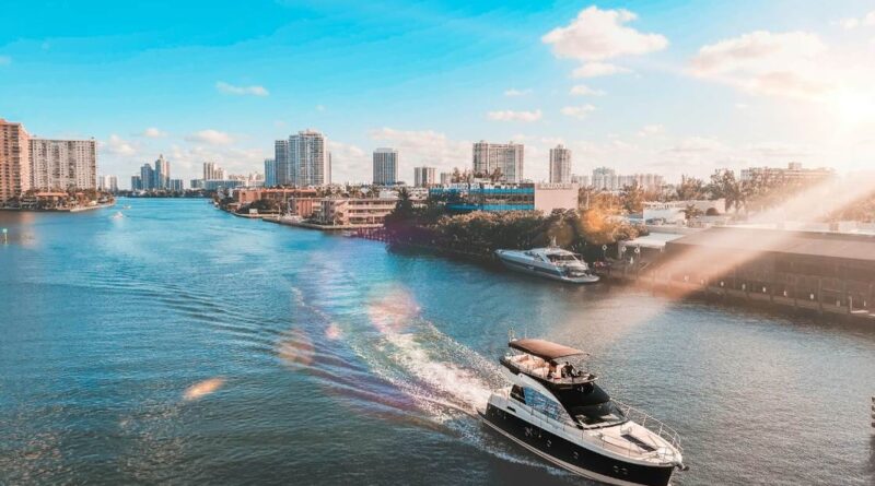 Agência oferece passeios de barco para turistas em Miami