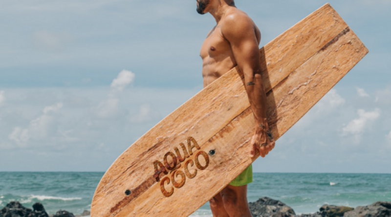 Italo Ferreira surfa em prancha de coqueiro para Aquacoco