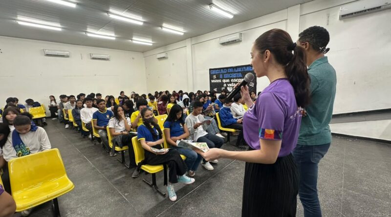 Prefeitura de Manaus leva campanha ‘Junho Violeta’ à escola municipal e reforça conscientização sobre os direitos da pessoa idosa