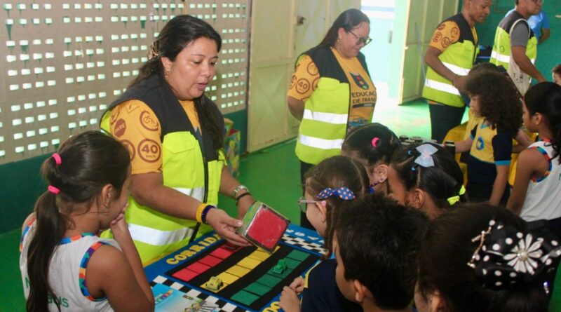 Prefeitura de Manaus leva atividade lúdica de trânsito à escola municipal do bairro Alvorada