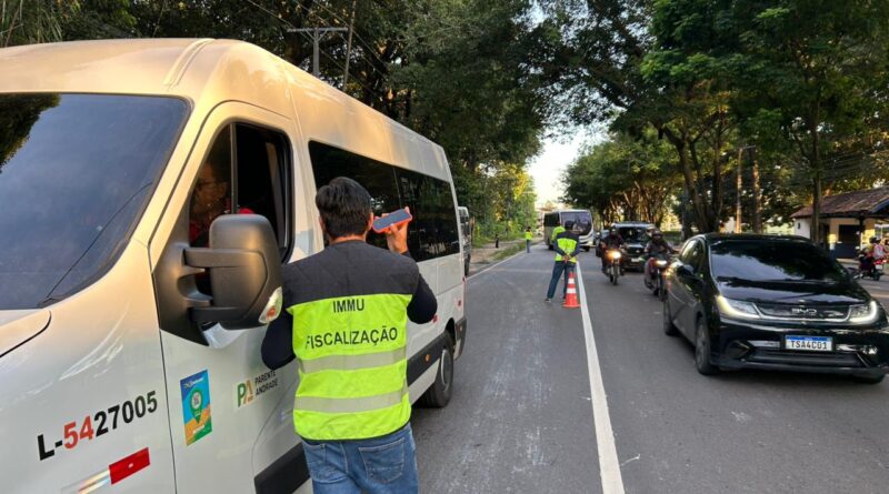 Operação da Prefeitura de Manaus apreende micro-ônibus com roda sem parafuso