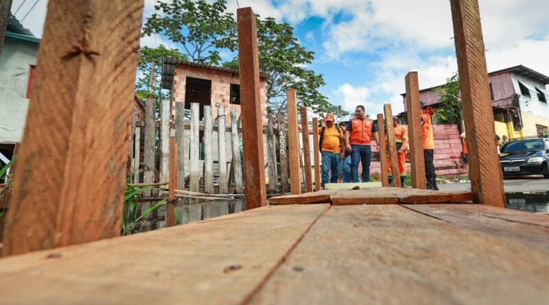 Prefeitura de Manaus constrói mais de 600 metros de pontes provisórias e beneficia cerca de 400 famílias durante a cheia de 2026
