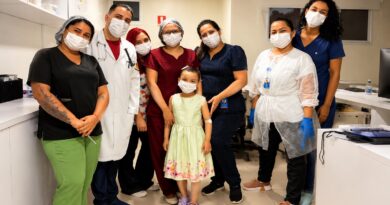 Menina de 6 anos enfrenta tumor raro sem abrir mão da infância, veja vídeo