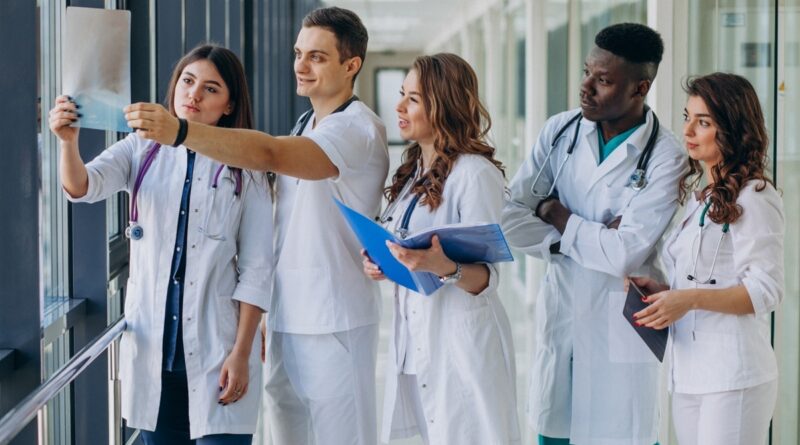 Projeto propõe suspender novos cursos de medicina por 5 anos