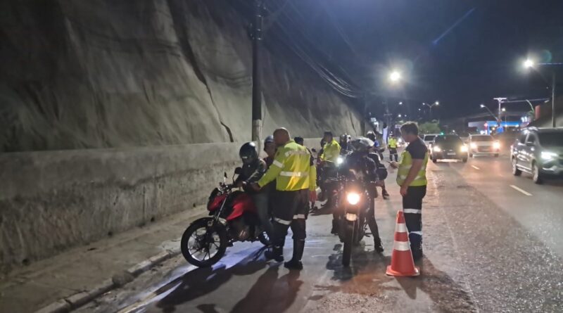 Prefeitura remove 14 veículos irregulares e registra 74 autuações neste domingo, 5/7