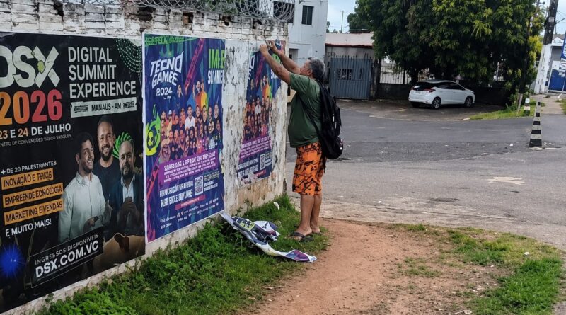 Prefeitura realiza fiscalização e autua responsável por publicidade irregular com lambe-lambe na zona Oeste de Manaus