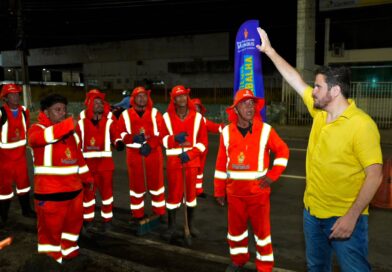 À meia-noite, prefeito Renato Junior mobiliza limpeza, asfaltamento e assina ordens de serviço para reforma de passarelas, viadutos e canteiros centrais em Manaus