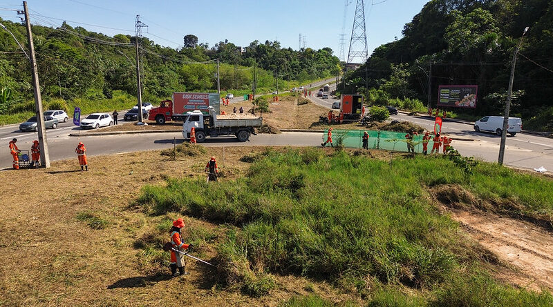 Prefeitura de Manaus intensifica mutirão de limpeza na avenida das Flores e melhora trafegabilidade para população