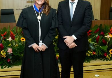 Prefeito Renato Junior prestigia posse de Laura Maria Santiago Lucas como membro titular do TRE-AM