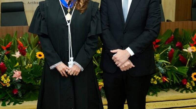 Prefeito Renato Junior prestigia posse de Laura Maria Santiago Lucas como membro titular do TRE-AM