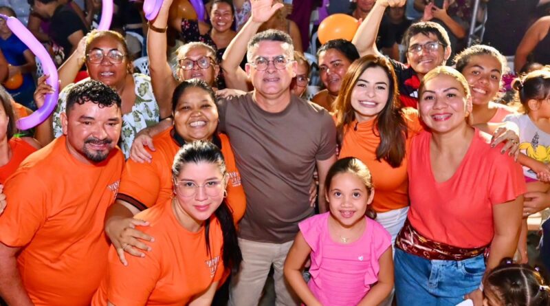 David conversa com moradores da Compensa e destaca a nova Feira do Quarentão, Prato do Povo, ruas asfaltadas e avanços na saúde