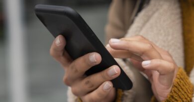 Por que os brasileiros estão adiando a compra de smartphones