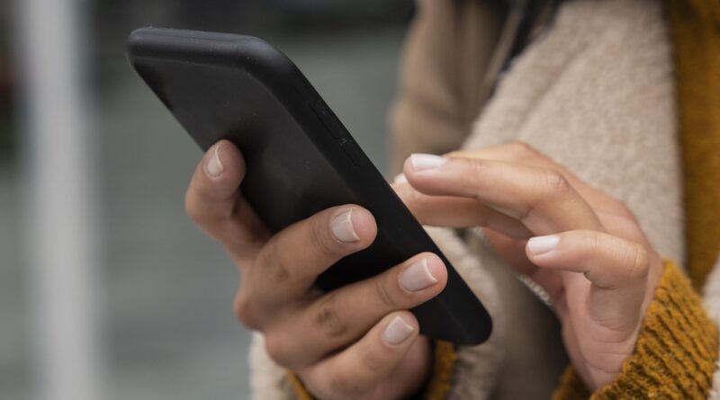 Por que os brasileiros estão adiando a compra de smartphones