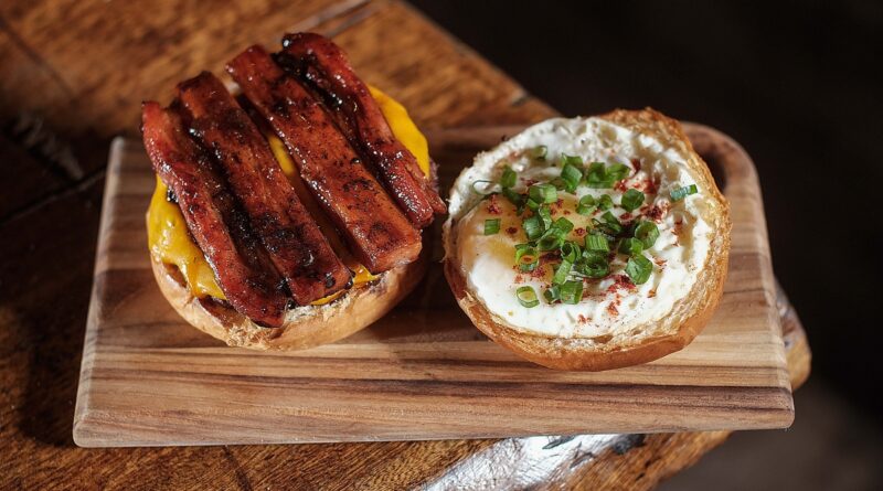 Hamburgueria autoral BRUTTUS celebra Dia do Bacon