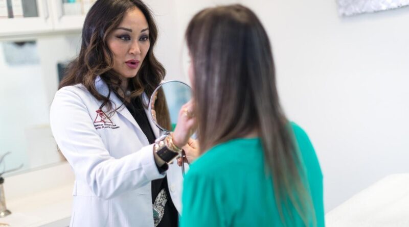 Solteiros apostam em skincare para cuidar da autoestima