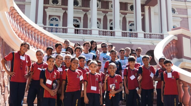 Recém-reconhecido como Patrimônio Mundial pela Unesco, Teatro Amazonas vira sala de aula para estudantes da rede pública de Manaus