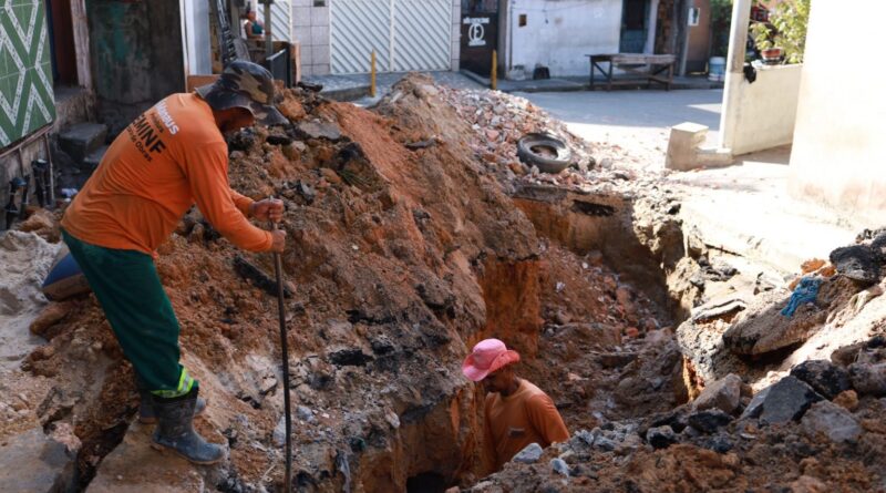 Prefeitura de Manaus recupera sistema de drenagem e desobstrui três caixas coletoras no bairro Santo Antônio