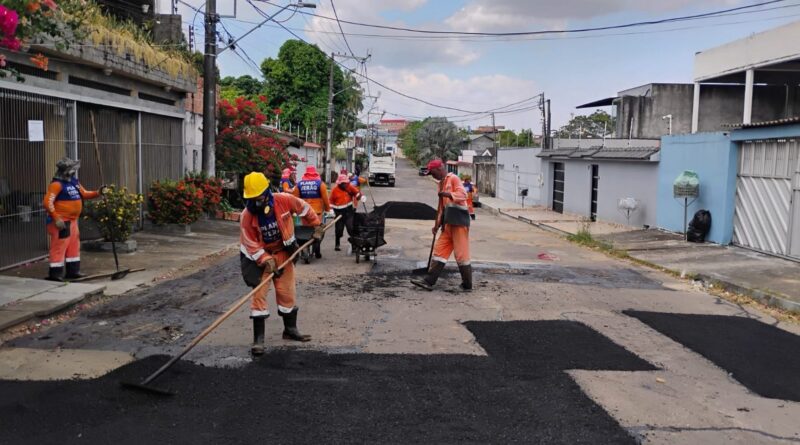 Prefeitura de Manaus intensifica operação ‘Tapa-Buracos’ e recupera via no bairro Planalto