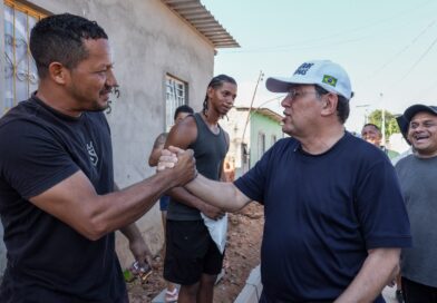 Morador que duvidava da pavimentação recebe Eduardo Braga com faixa de agradecimento no Cacau Pirêra