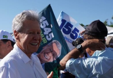 Arthur Virgílio Neto reúne apoiadores em grande adesivaço e apresenta número 1545 em Manaus