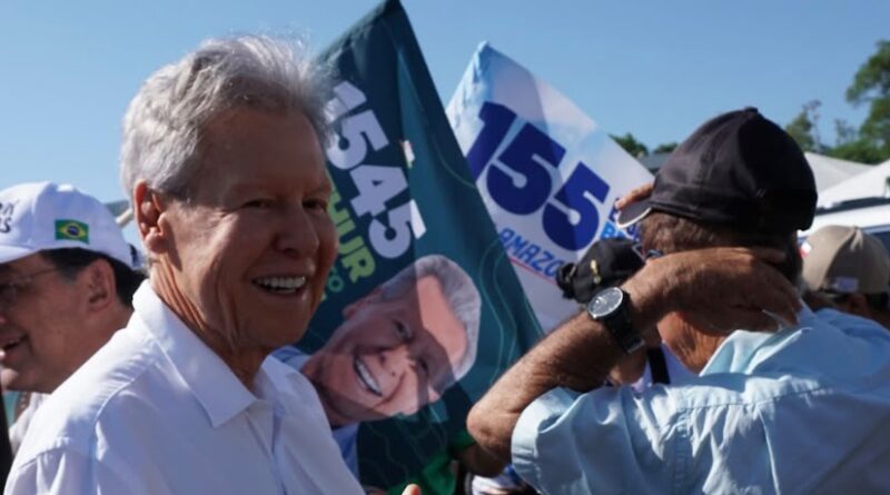 Arthur Virgílio Neto reúne apoiadores em grande adesivaço e apresenta número 1545 em Manaus