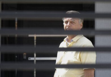 Bolsonaro pede ao STF para se consultar com esposa de Flávio