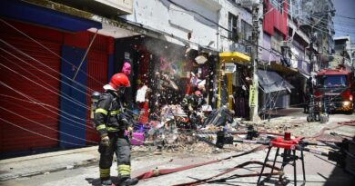 Incêndio Destrói Prédio No Comércio Central De Manaus, Corpo De Bombeiros Foi Acionado Para Conter As Chamas