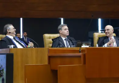 Mendonça cita decisões de Moraes e Dino ao afastar chefe da PF