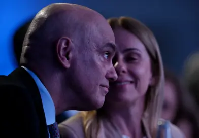 Esposa de Moraes se manifesta após flagra em avião de Vorcaro