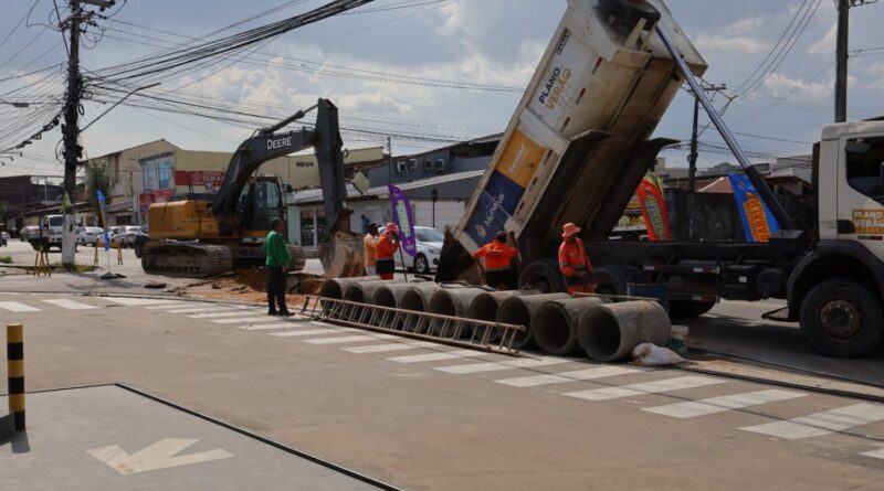 Prefeitura de Manaus realiza manutenção de drenagem profunda na avenida Professor Nilton Lins