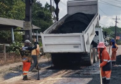 Prefeitura de Manaus amplia frente de recuperação viária e leva asfalto à comunidade Galileia, na BR-174
