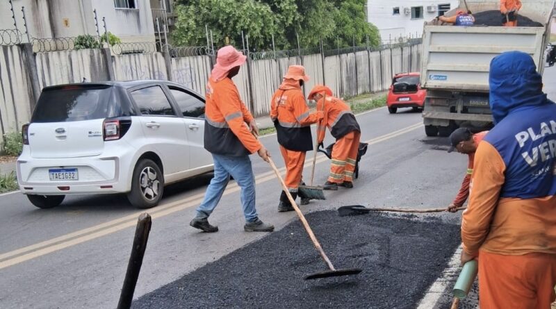 Prefeitura de Manaus coloca ruas do bairro Flores em recuperação simultânea e reforça manutenção viária na zona Centro-Sul